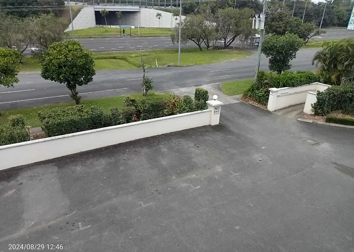 Cairns Chic Suite - Motel Room A